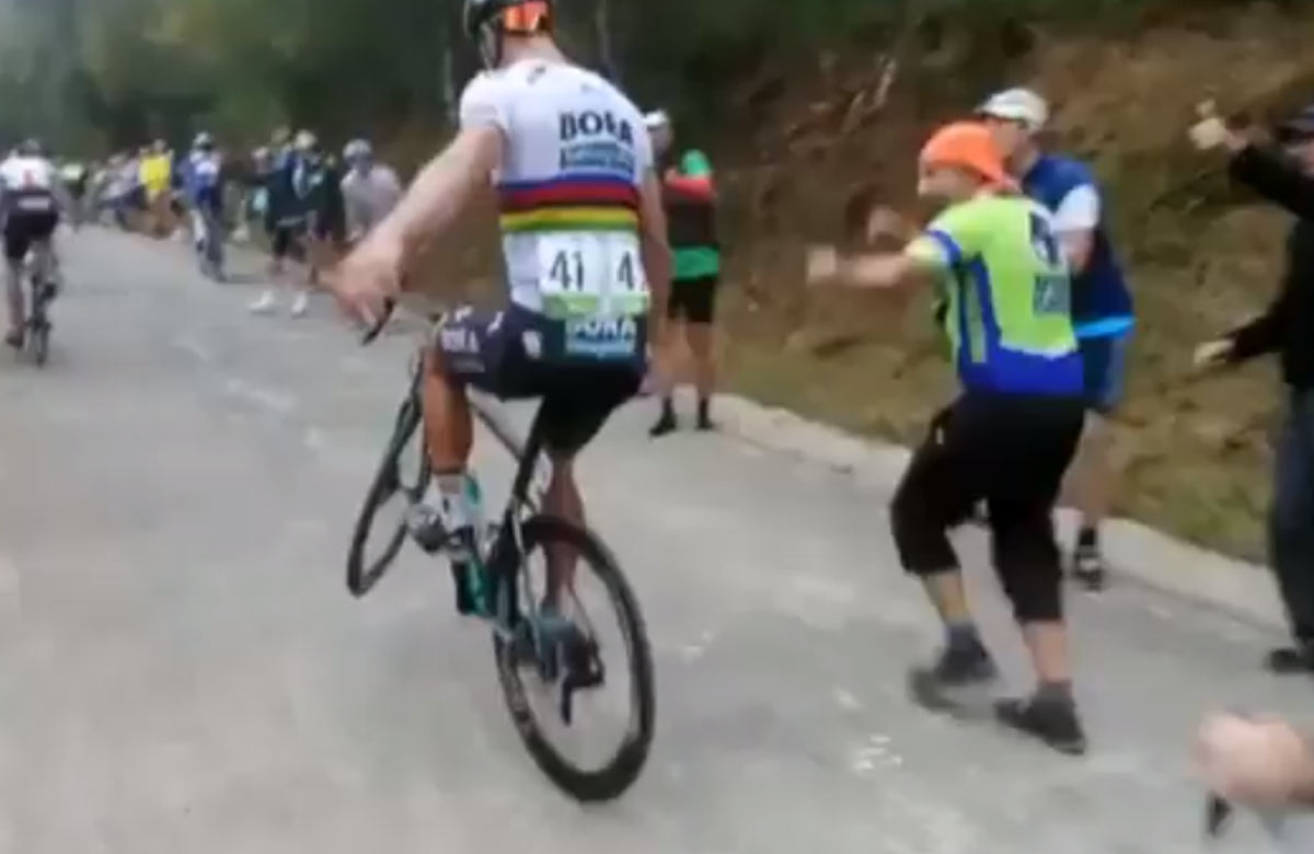 Peter Sagan baví fanúšikov na Vuelte aj v kopcoch. Jazda na zadnom kolese nemohla chýbať! (VIDEO)