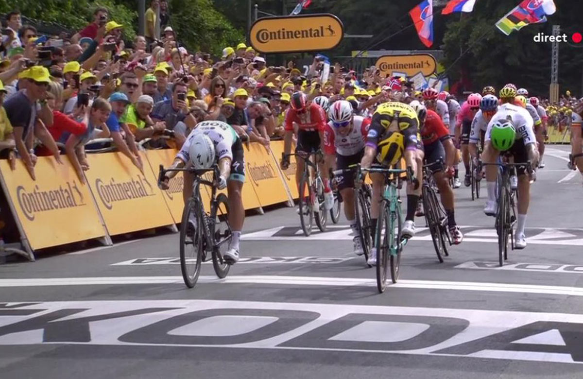 Skvelý Peter Sagan bojoval v dramatickom závere o triumf v 1. etape Tour de France (VIDEO)