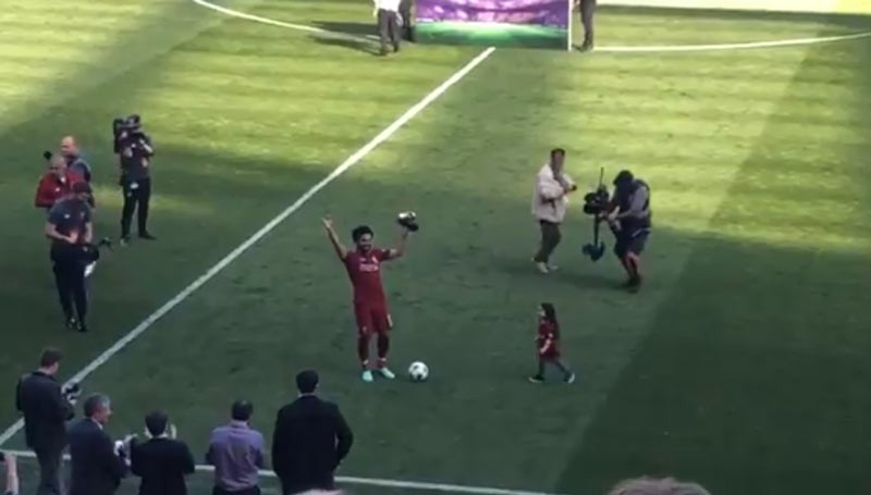 Fanúšikovia Liverpoolu vybučali Salaha, keď po poslednom zápase zobral loptu svojej dcérke! (VIDEO)