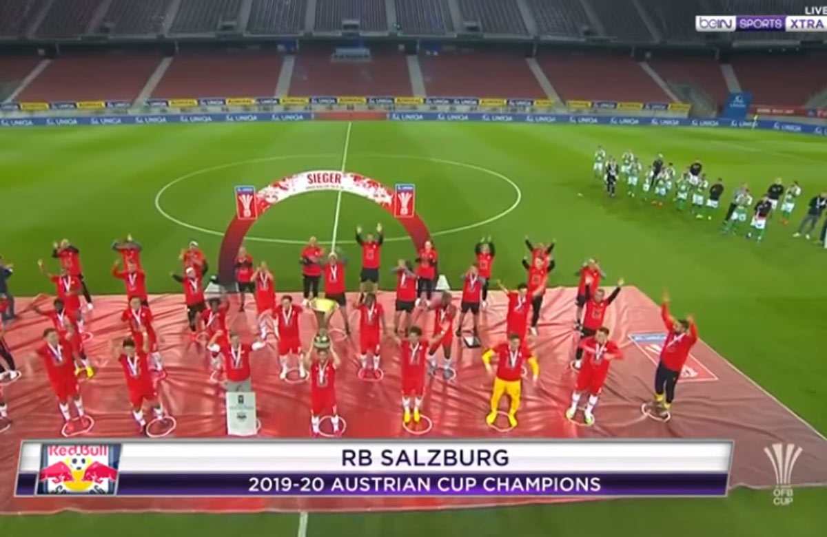 Korona doba: Futbalisti Salzburgu si preberajú víťaznú trofej (VIDEO)