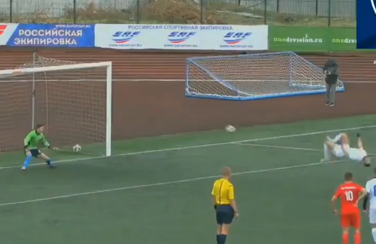 Futbalista v Rusku si dovolil neuveriteľnú vec. Penaltu premenil so saltom! (VIDEO)