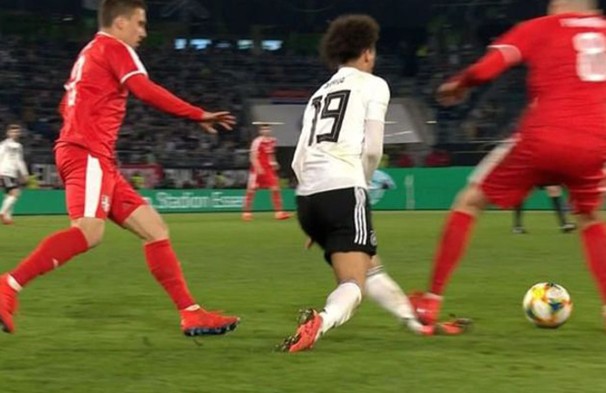 Brutálny faul na Saneho v prípravnom zápase Nemecka. Srb dostal okamžite červenú kartu! (VIDEO)