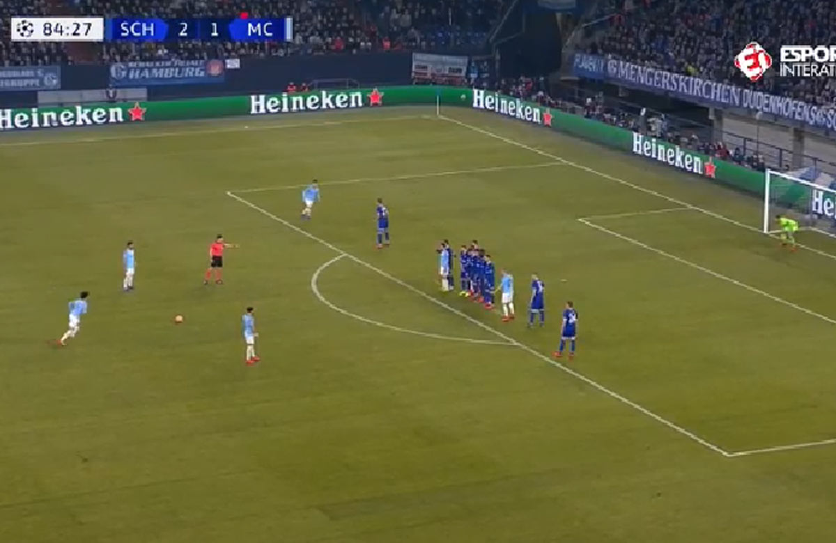 Leroy Sané a jeho geniálny priamy kop do siete Schalke! (VIDEO)