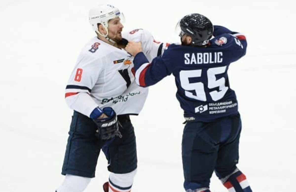 Michal Sersen ako správny kapitán zhodil rukavice a pobil sa s hráčom Novgorodu! (VIDEO)