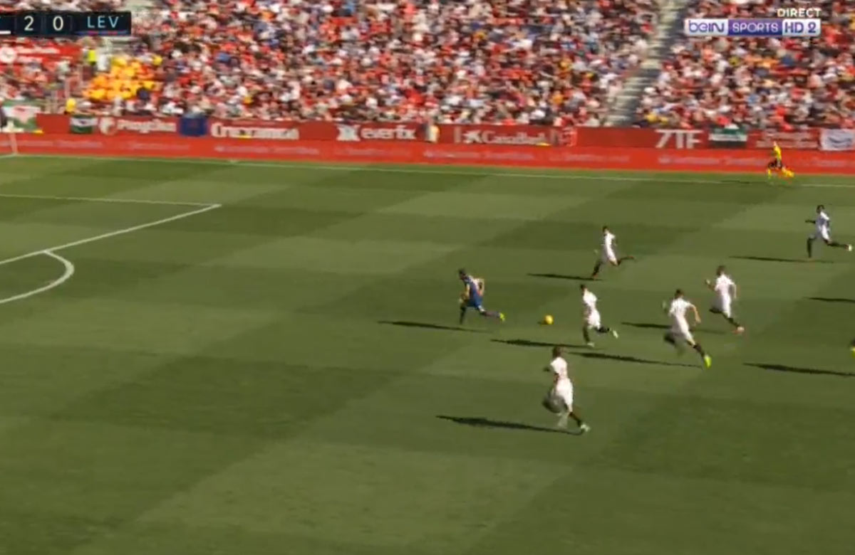 Aj toto sa dá zahodiť: Protiútok hráčov FC Sevilla v pomere 6 na 1 neskončil gólom! (VIDEO)