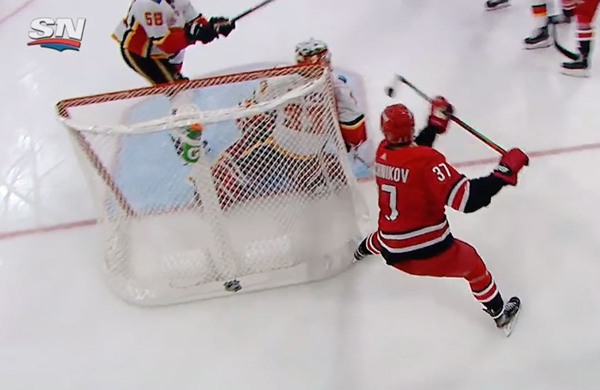 Andrei Svechnikov ohúril NHL gólom spoza bránky (VIDEO)