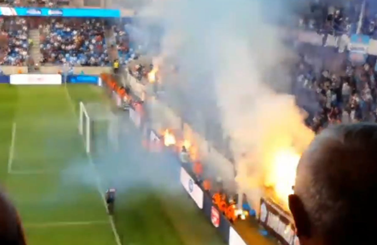 Ako si fanúšikovia Slovana podpálili počas derby vlastný transparent! (VIDEO)