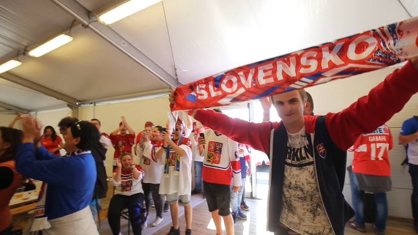Skvelá atmosféra v Kodani: Slovenskí a českí fanúšikovia spoločne skandujú Československo! (VIDEO)