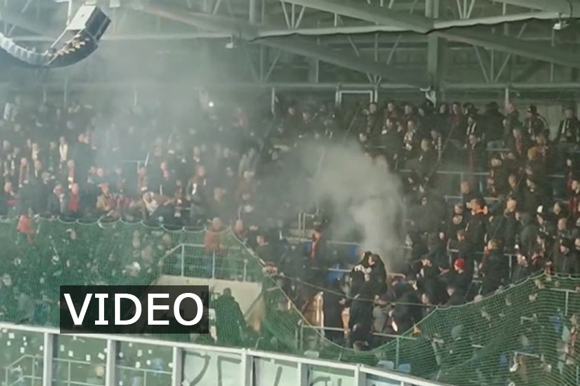 Bitka medzi fanúšikmi Trnavy a políciou počas zápasu so Slovanom
