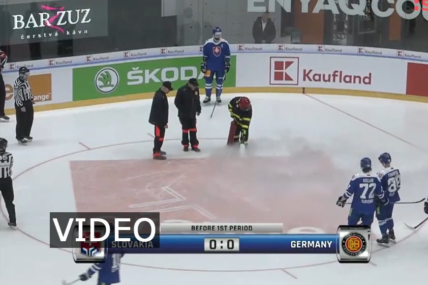 Diera v ľade v Michalovciach pred zápasom Slovenska s Nemeckom, zasahovali aj hasiči