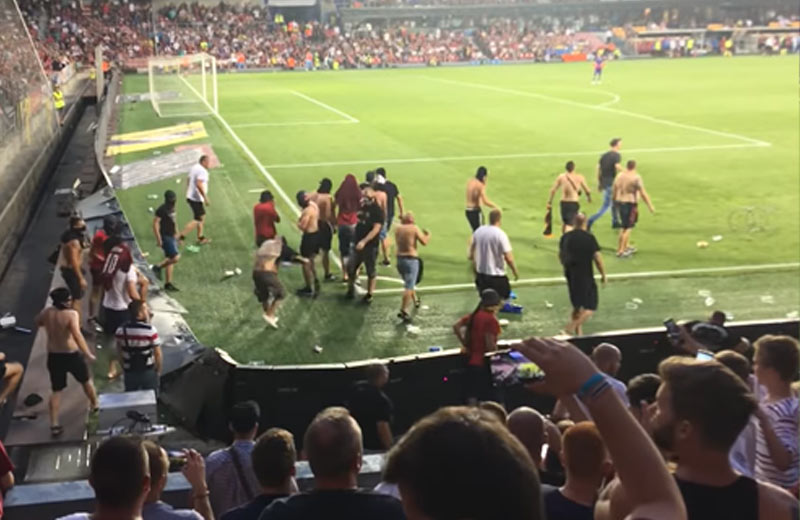 Fanúšikovia Sparty Praha po vypadnutí z Európskej Ligy vtrhli na ihrisko! (VIDEO)