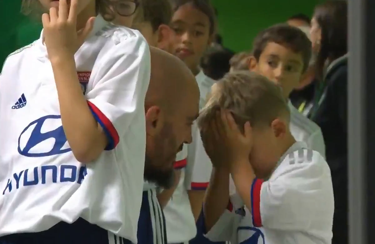 Brankár Saint-Etienne musel utešovať syna, ktorý nastupoval ako maskot v drese Lyonu (VIDEO)
