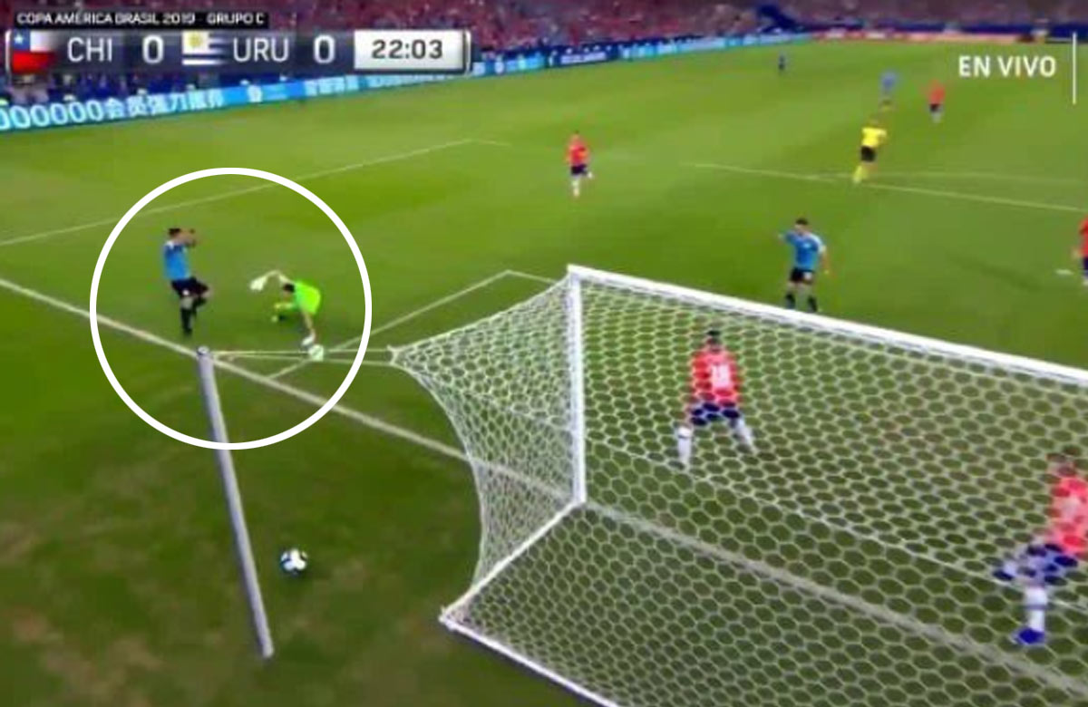 Luis Suarez baví internet: Požadoval penaltu za hranie rukou brankára Čile! (VIDEO)