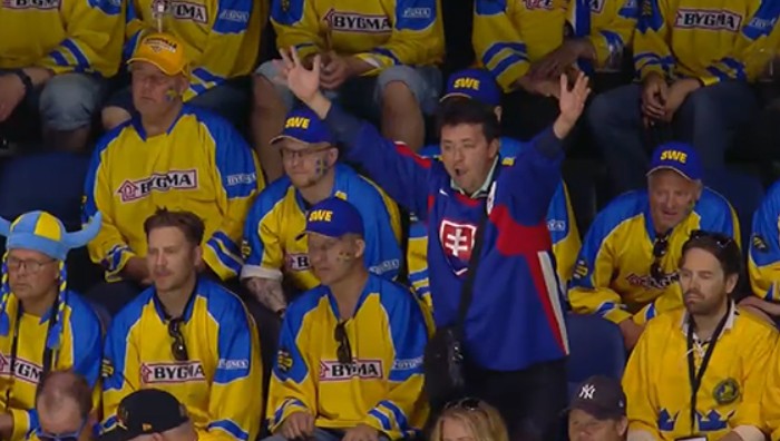 Tak to je frajer: Jediný Slovák oslavuje náš gól medzi fanúšikmi Švédska! (VIDEO)