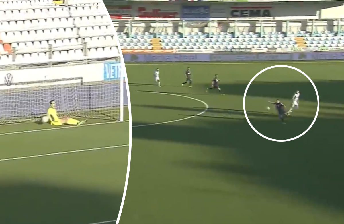 Futbalista v Taliansku napálil loptu do siete z vlastnej polovice (VIDEO)