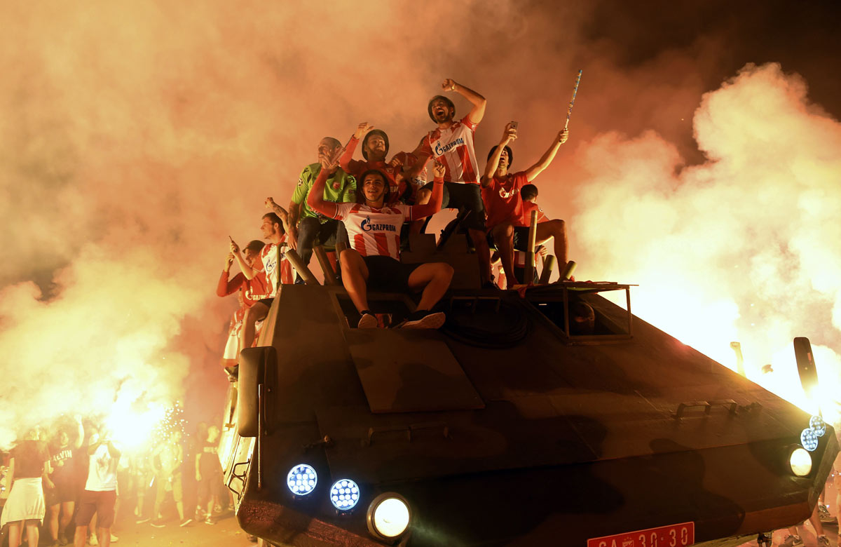 Futbalisti Červenej hviezdy Belehrad oslavovali postup do Ligy Majstrov na tanku! (VIDEO)