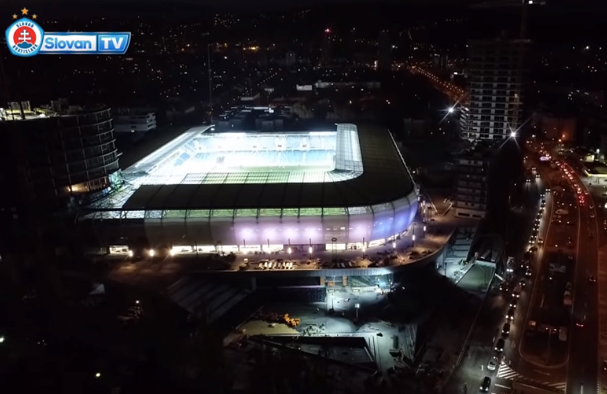 Krásne nočné dronové zábery na osvetlený národný futbalový štadión (VIDEO)
