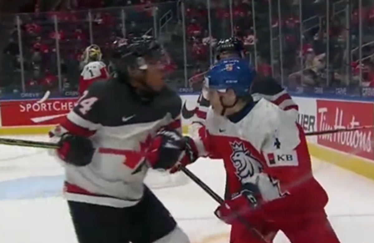 VIDEO: Nebezpečný zákrok Kanaďana na mladého českého hokejistu