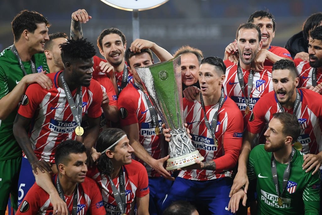 Krásne gesto pre lúčiaceho sa Torresa: Kapitán Atletica mu prenechal zdvihnutie trofeje Európskej Ligy! (VIDEO)