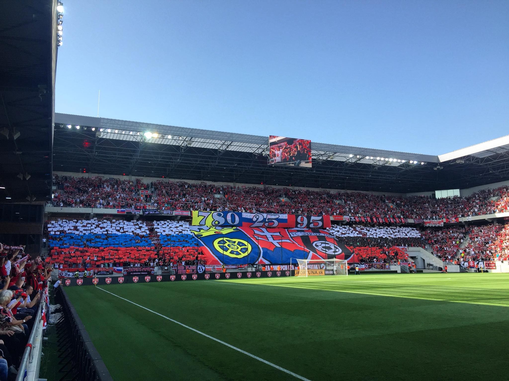 Nádherné choreo Spartaka Trnava na ich vypredanom štadióne pred duelom s Dunajskou Stredou (VIDEO)