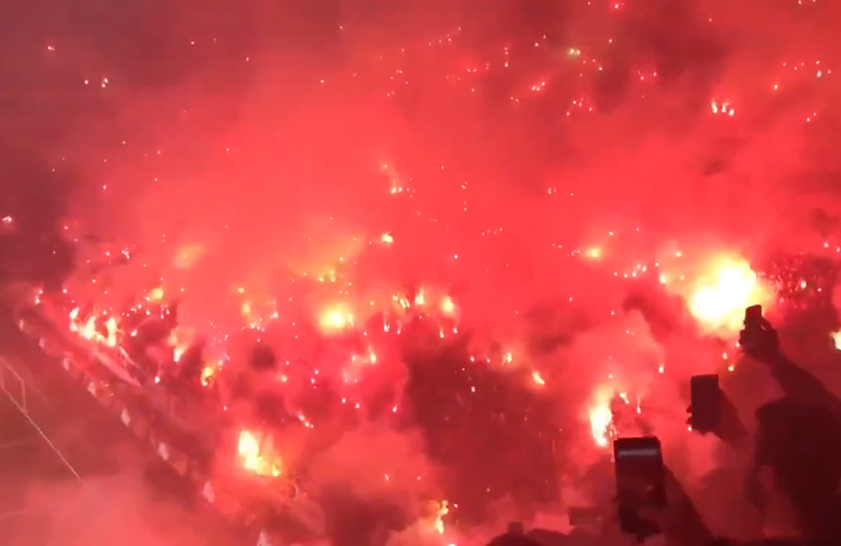 40 tisíc fanúšikov Galatasarayu na tréningu pred derby takmer zapálilo štadión! (VIDEO)