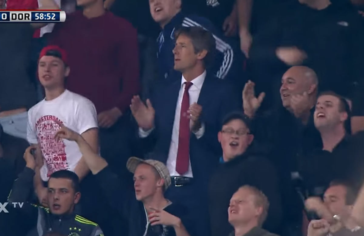 Edwin van der Sar fandí na tribúne medzi skalnými fanúšikmi Ajaxu (VIDEO)