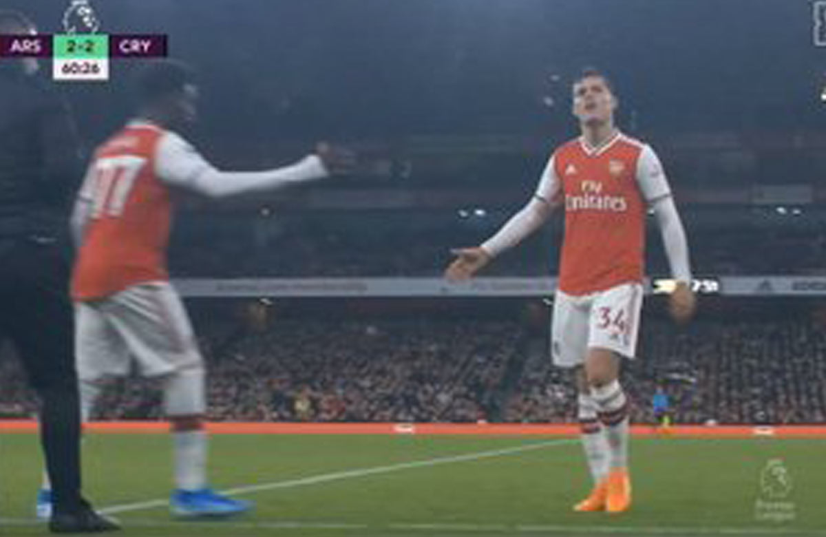 Kapitán Arsenalu vulgárne urazil fanúšikov a odhodil svoj dres (VIDEO)