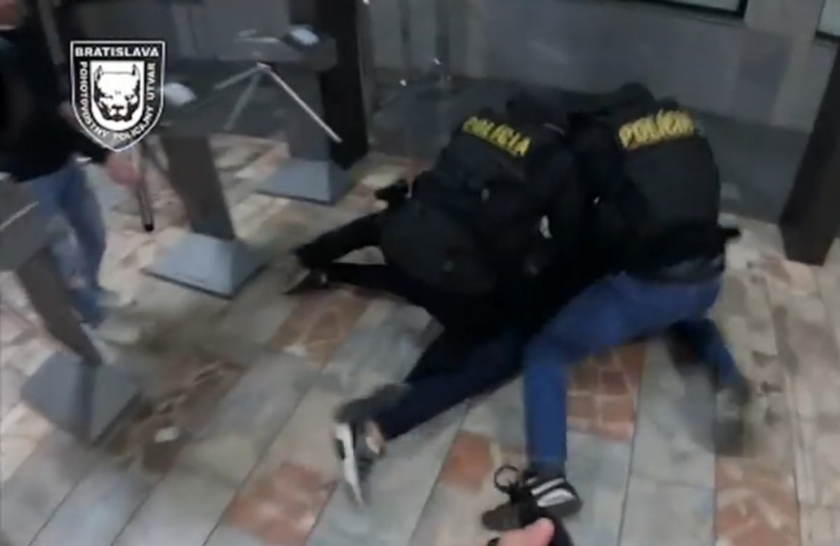 Zábery ako polícia zadržala fanúšika, ktorý napadol kapitána Trnavy (VIDEO)