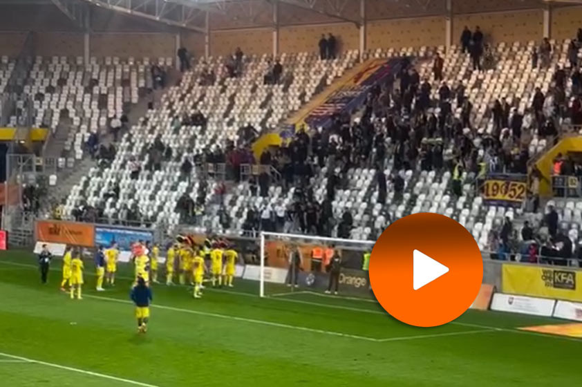 VIDEO: Fanúšikovia Košíc neuniesli prehru so Zlatými Moravcami. Na vlastných hráčov hádzali predmety