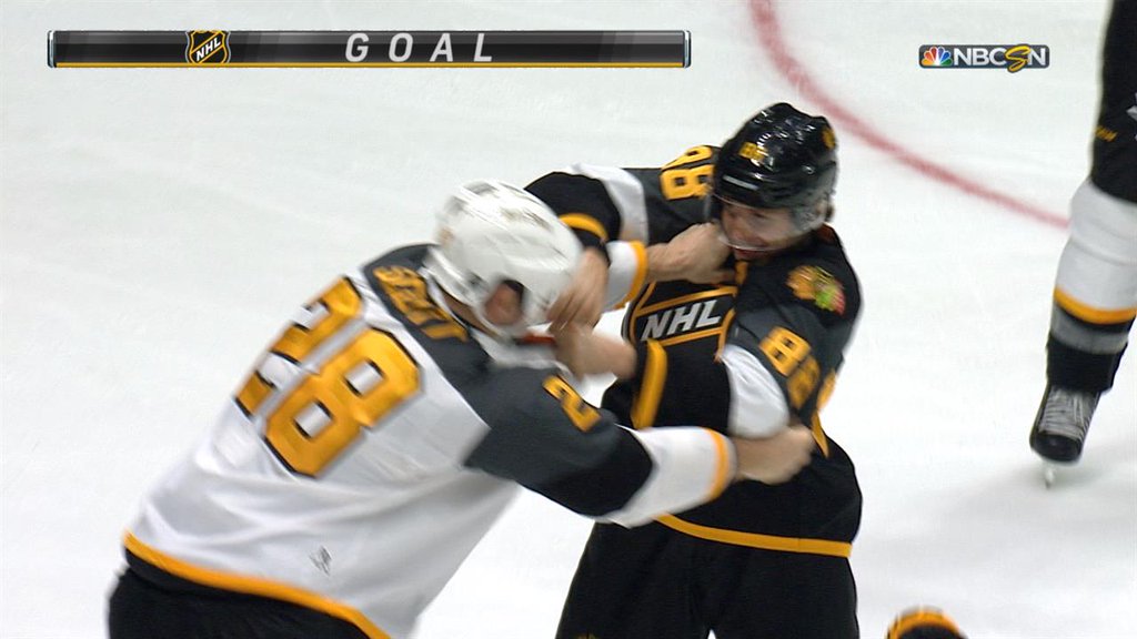 Patrick Kane a bitkár John Scott pobavili divákov v zápase hviezd (VIDEO)