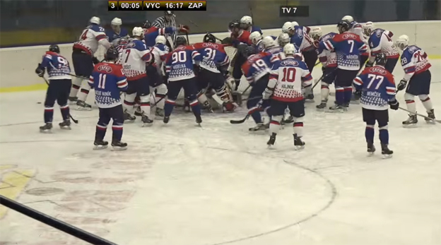 V All Star zápase 1. ligy sa diali veci! V záverečnom tlaku bolo na ľade 44 hráčov! (VIDEO)