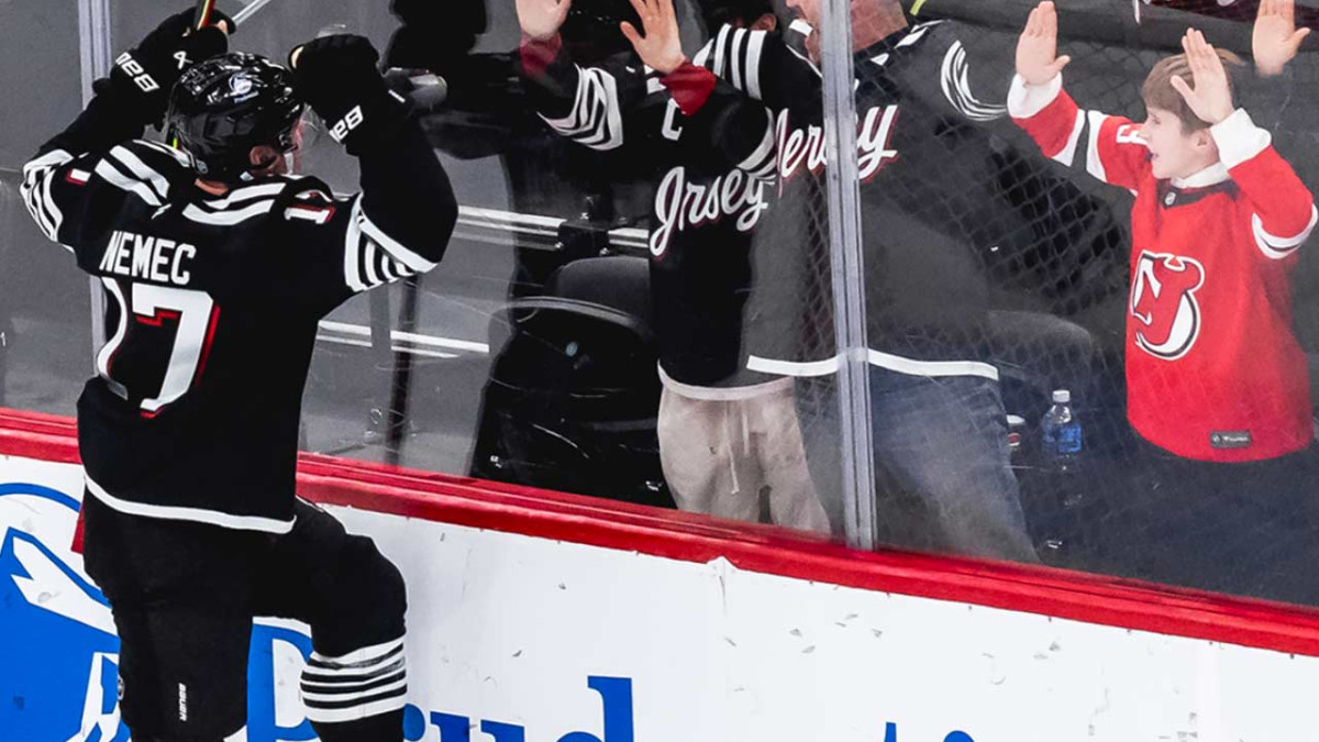 Šimon Nemec — slovenský obranca, ktorý opäť rozhodol pre Devils