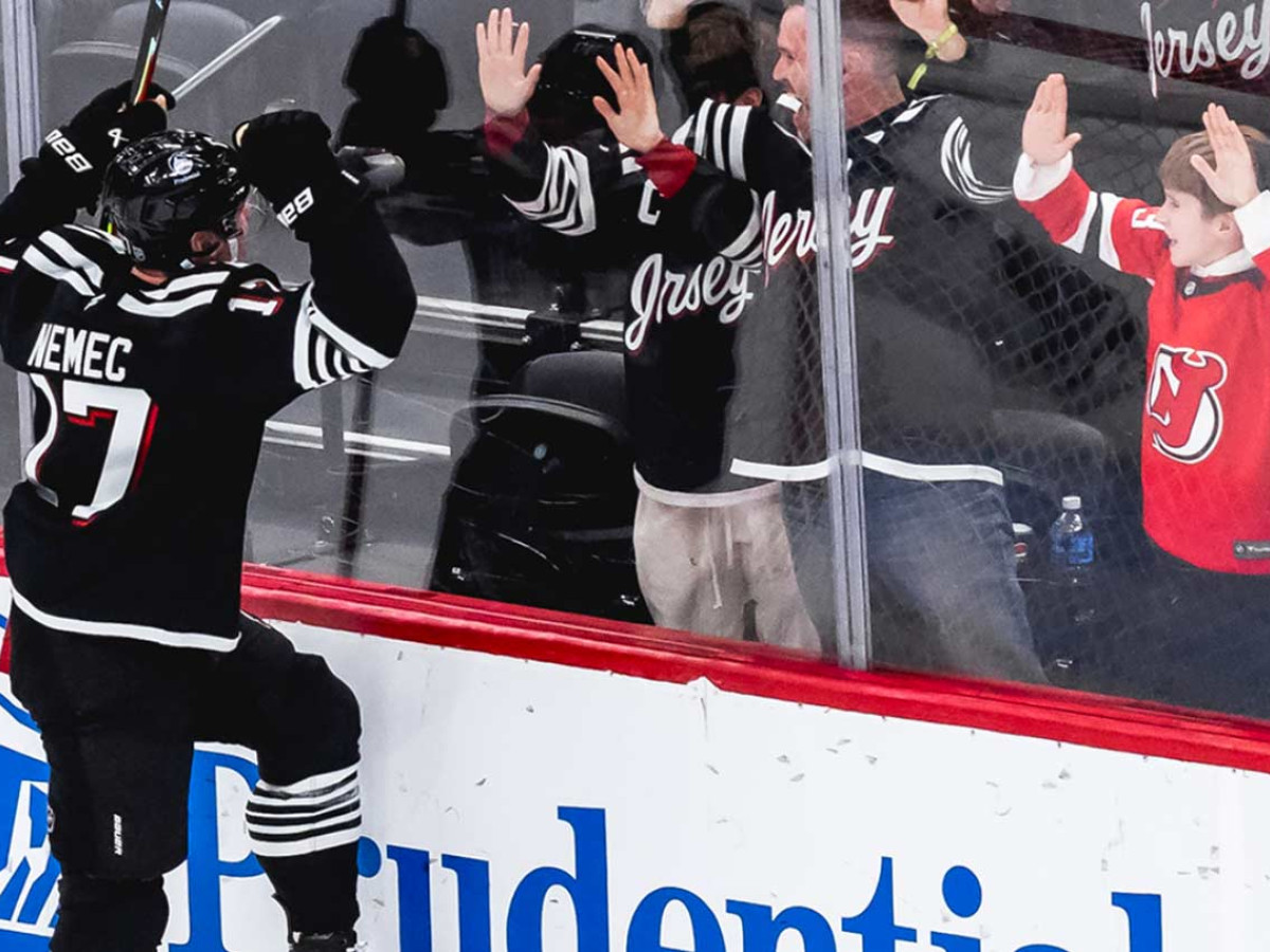 Šimon Nemec — slovenský obranca, ktorý opäť rozhodol pre Devils