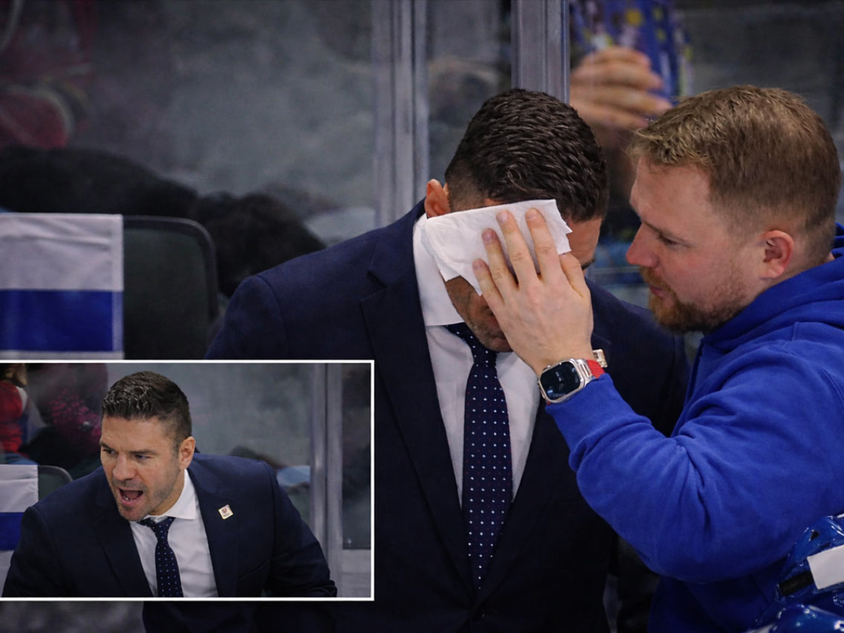 Veľký frajer na striedačke Slovenska: Trénera Frühaufa zasiahol puk do hlavy, tím koučoval aj naďalej