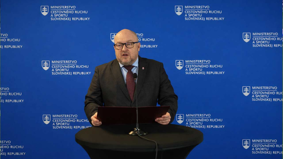 Šok pre slovenský futbal: Minister Huliak zastavil financovanie zväzu, hovorí o závažných nedostatkoch