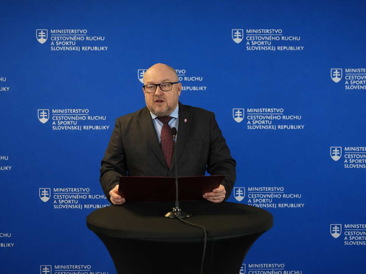 Šok pre slovenský futbal: Minister Huliak zastavil financovanie zväzu, hovorí o závažných nedostatkoch