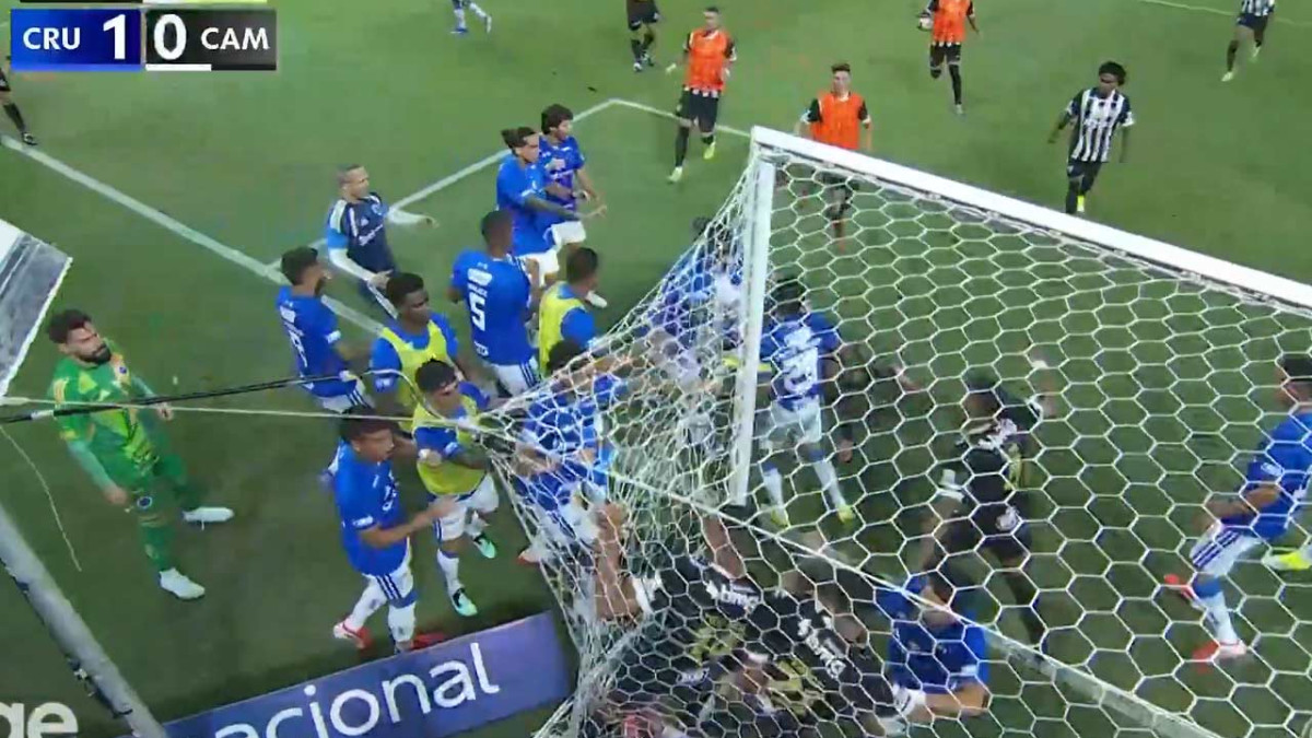 Futbal alebo MMA? Finále v Brazílii vyvrcholilo šialenou bitkou 23 hráčov!