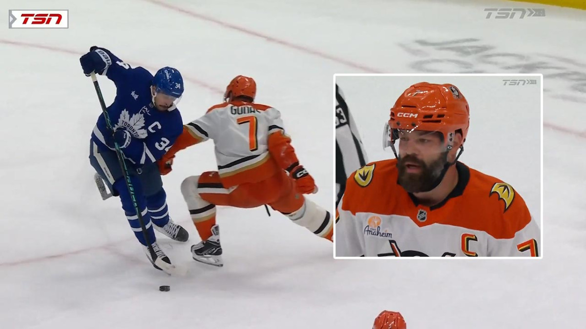 Gudas opäť úradoval: Po likvidačnom faule na Matthewsa ho čaká vyšetrovanie NHL