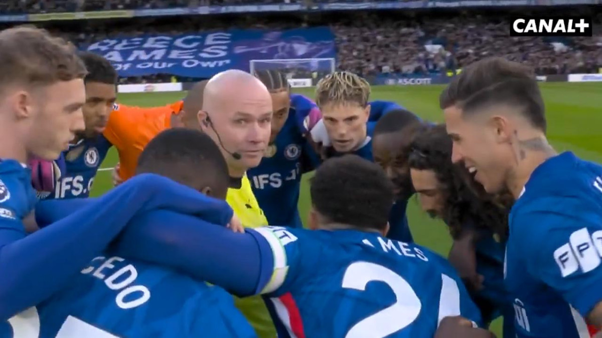 Toto ste ešte nevideli! Rozhodca uviazol priamo v predzápasovom kruhu hráčov Chelsea