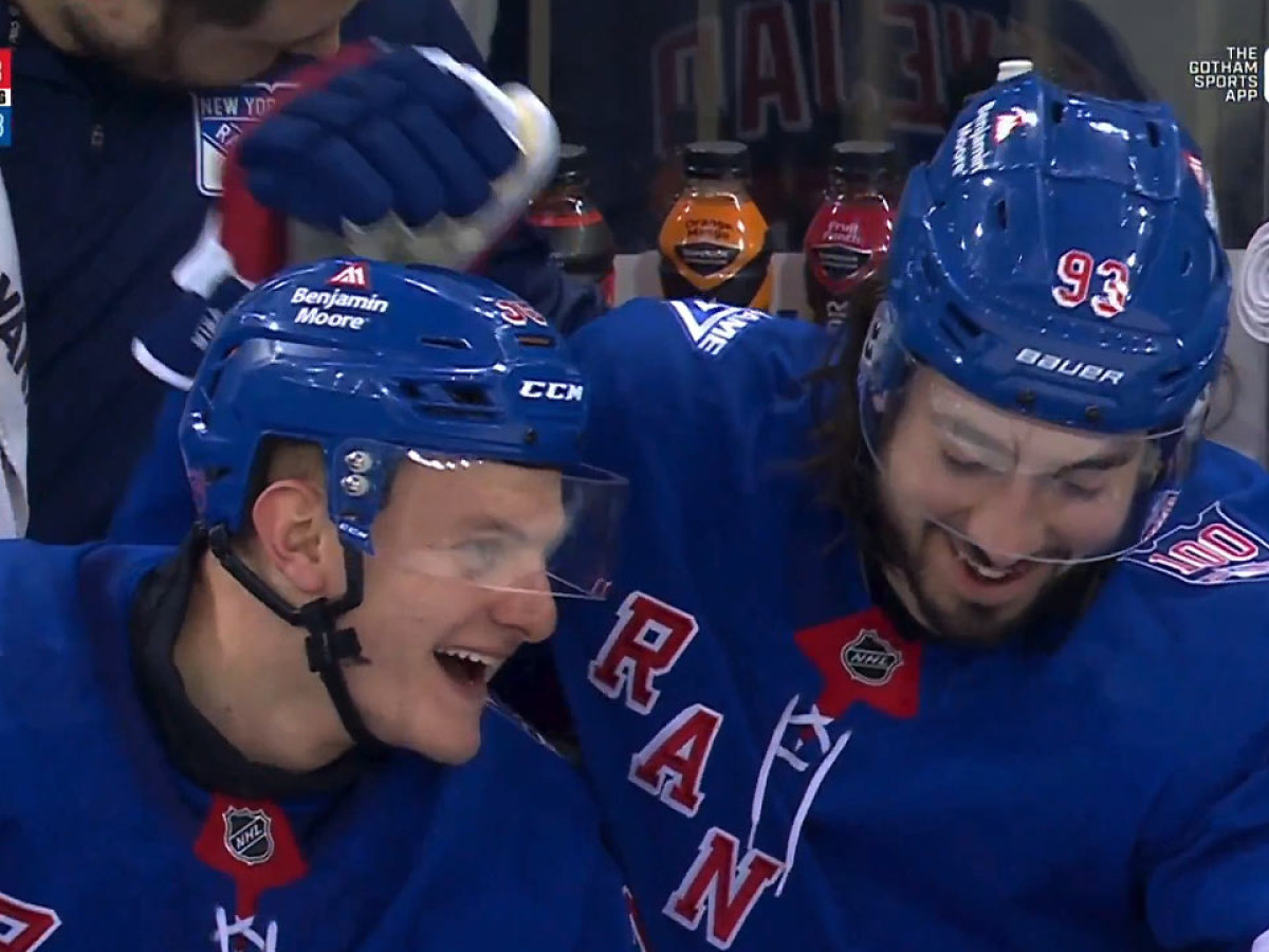 Ide po puku ako pes po kosti! Sýkoru po prvom góle vyobjímali hviezdy na striedačke, tréner neskrýval nadšenie