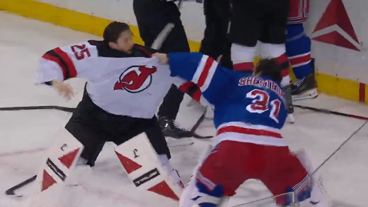 Šialenstvo v NHL! Brankári si to rozdali ručne-stručne, pobili sa spoluhráči Sýkoru a Nemca