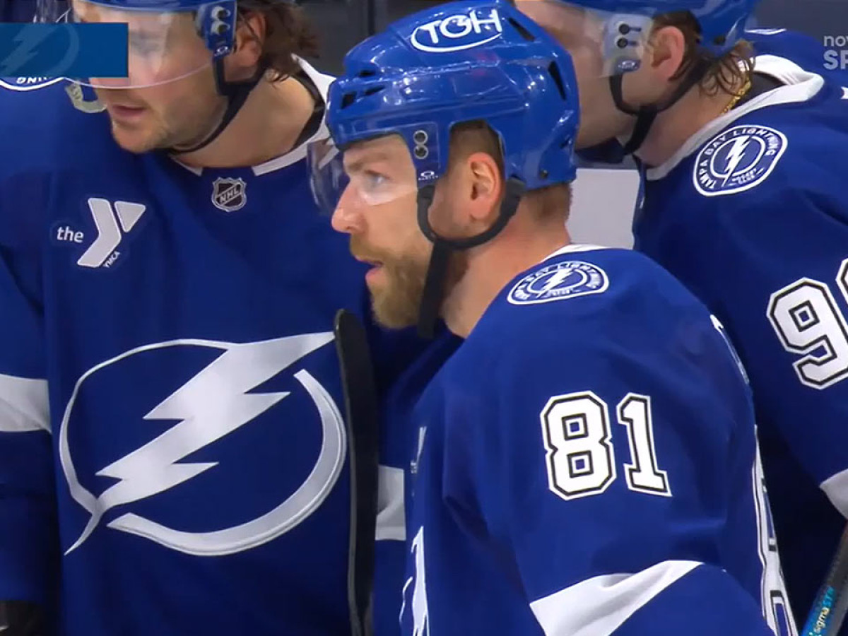 Erik Černák odohral 500. zápas v NHL, Tampa oslávila jeho jubileum výhrou