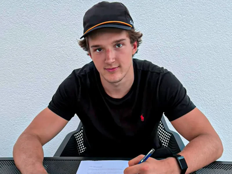 Slovenský talent Timothy Kazda mení súťaž, kľúčovú sezónu pred draftom NHL odohrá znovu za morom