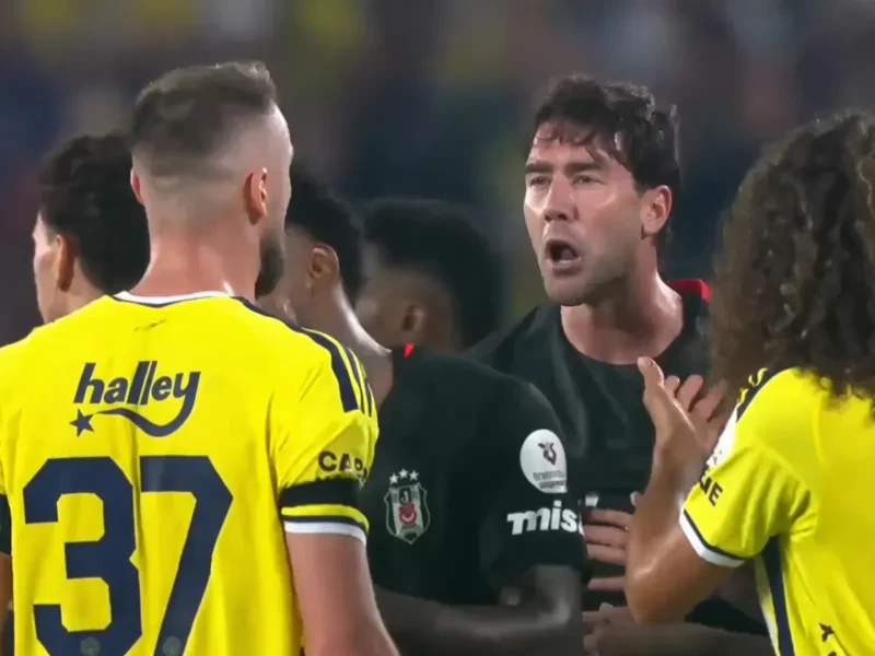 Vlahović má po konflikte so Škriniarom problém. Za vulgárne gesto mu hrozí tvrdý trest