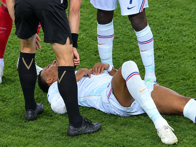 Francúzsko a Real Madrid v napätí. Mbappé je už v Španielsku, rozsah zranenia určí dnešné vyšetrenie
