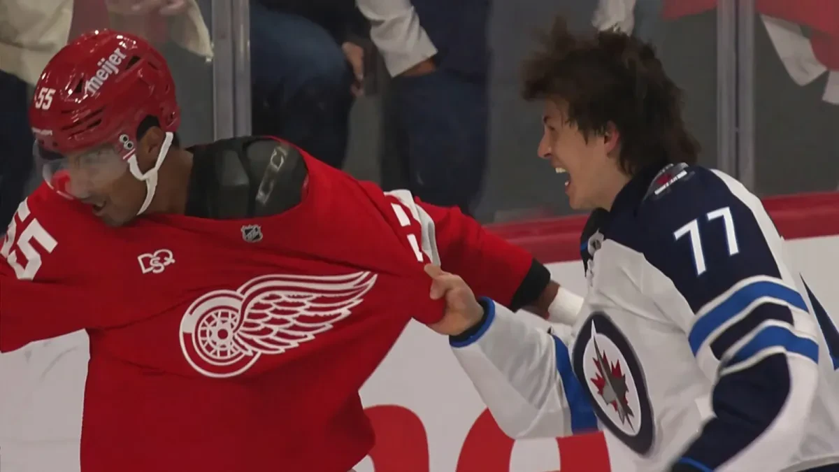 Nový bitkár v NHL: Bauer pri debute súpera dokrvavil, v druhom zápase prišiel tvrdý knokaut