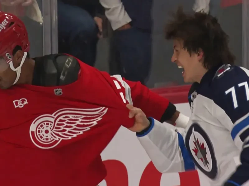 Nový bitkár v NHL: Bauer pri debute súpera dokrvavil, v druhom zápase prišiel tvrdý knokaut