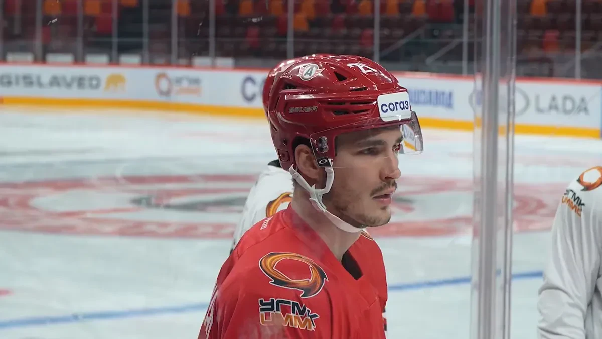Čo sa to deje s Adamom Ružičkom? V KHL sa naďalej trápi, za všetko hovorí jeho počet streleckých pokusov