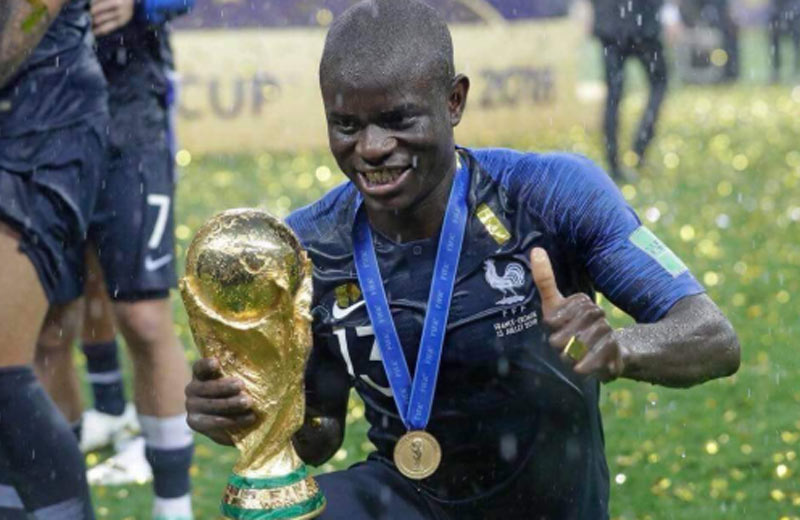 Skromný Kante sa hanbil vypýtať od spoluhráčov trofej pre Majstrov Sveta. Podať mu ju musel až Nzonzi! (VIDEO)